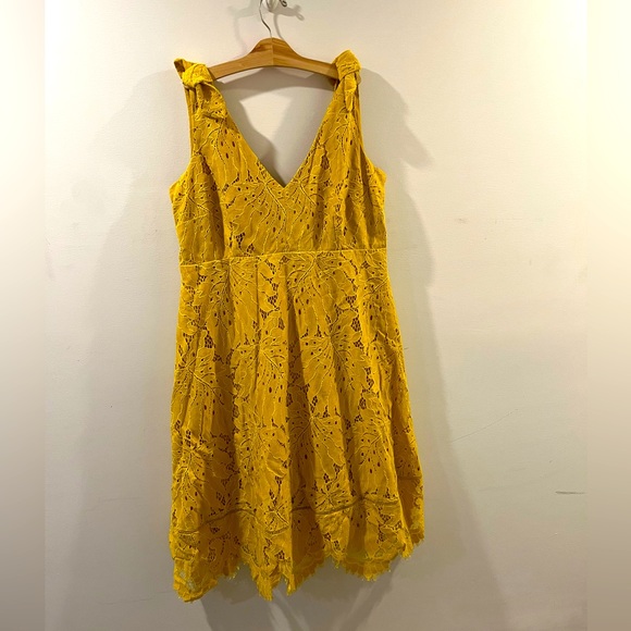 Pea in the Pod Yellow lace maternity dress SZ L (12-16) handkerchief hem - Picture 2 of 4